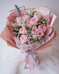 20 light pink Roses Bouquet wrapped in pink and white paper