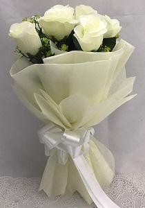 10 white roses in white paper