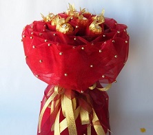 Wrapped with red net and decorated with beads Bouquet of 16 Ferrero rochers chocolates